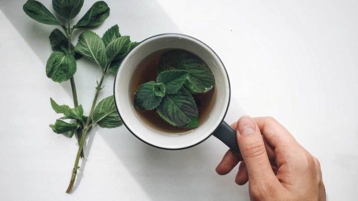 Thé à la menthe et feuilles