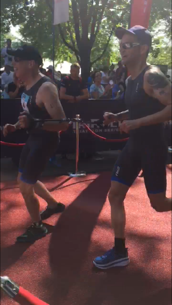 Tom et Max terminent le triathlon