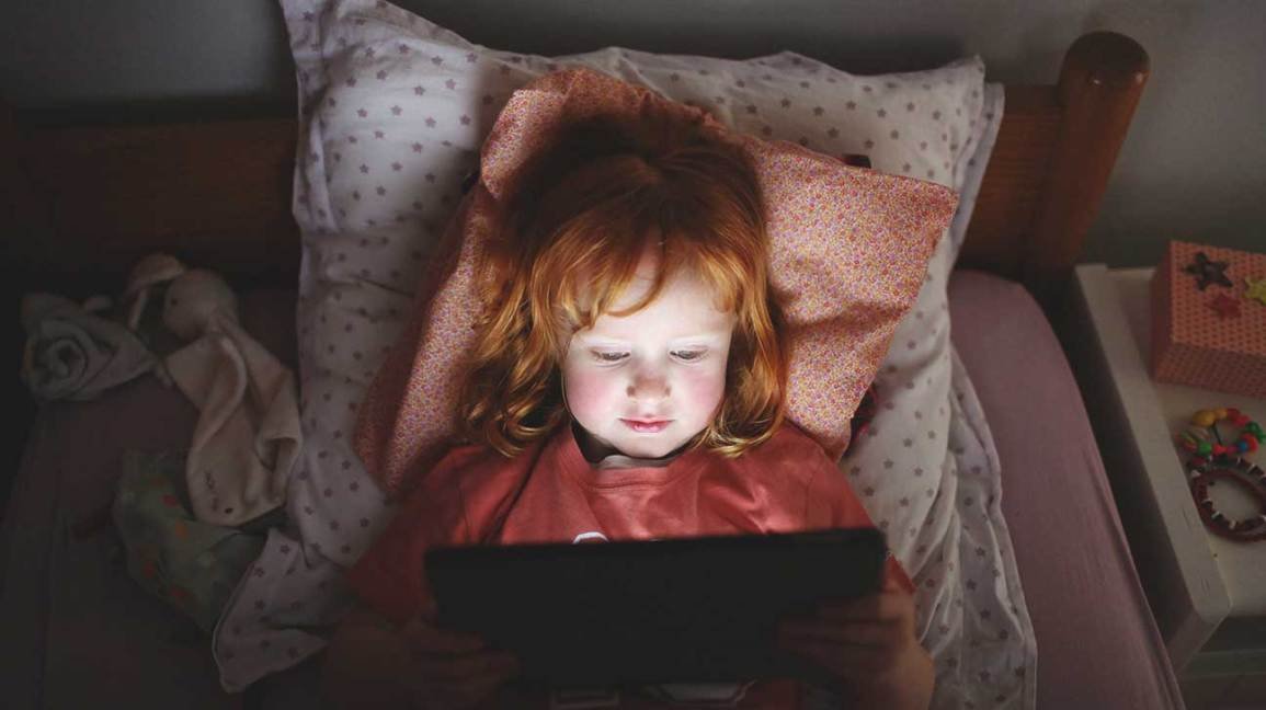 Plus de 2 heures d’écran peuvent affecter le cerveau des enfants