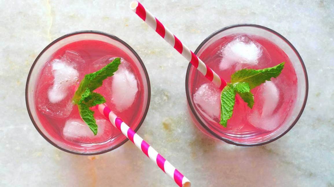 Deux verres de boisson rose