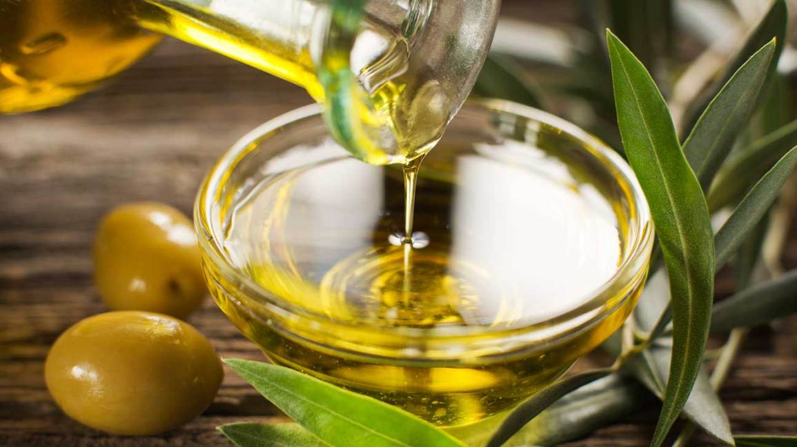 Huile d'olive versé dans un bol