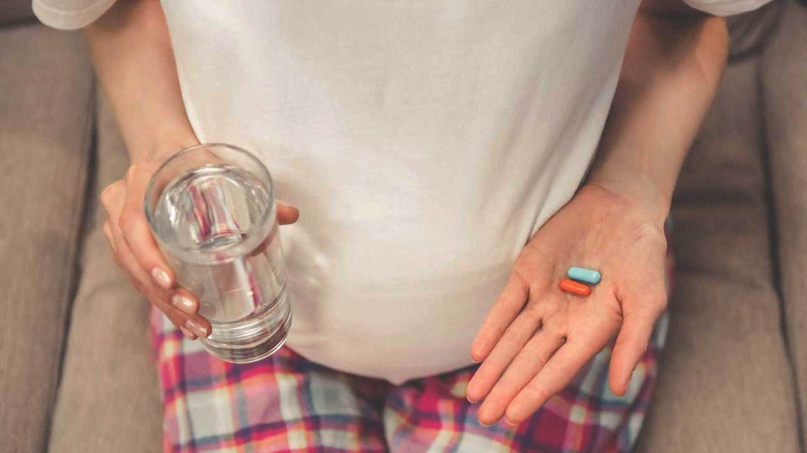 Femme enceinte prenant des suppléments