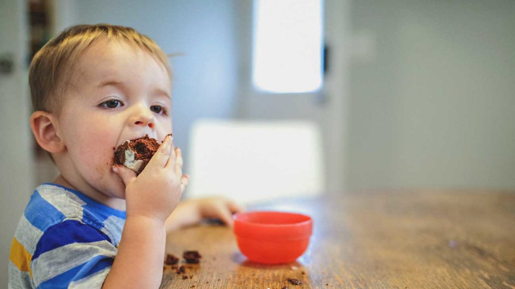 Les tout-petits mangent plus de sucre que ce qui est recommandé pour certains adultes