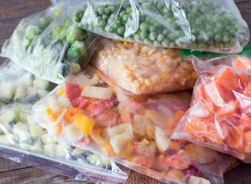 légumes congelés séparés dans des sacs