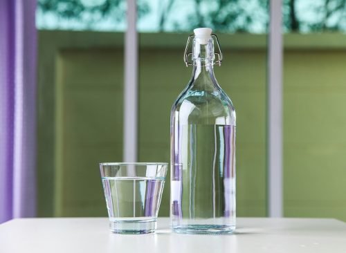 bouteille d'eau et verre