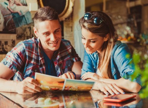 Couple, lecture, menu restaurant