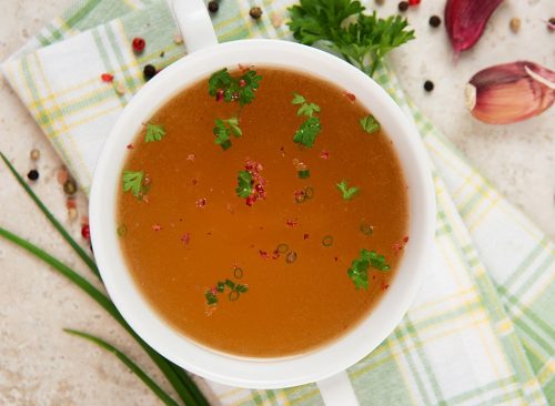 Bouillon d'os dans un bol