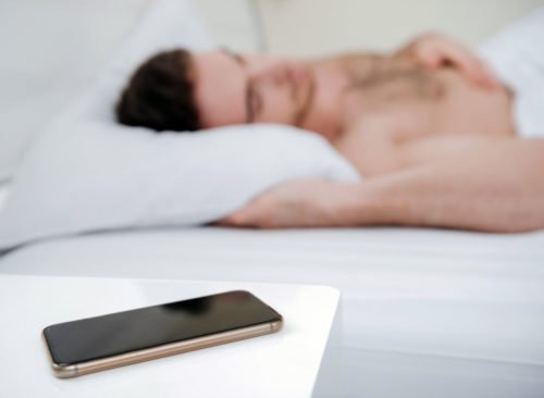 Man sleeping phone bedside" srcset="https://infosante24.com/wp-content/uploads/2019/05/1557753056_318_40-astuces-pour-une-motivation-qui-fonctionne-réellement-Ces-étapes.jpg 500w, https://www.eatthis.com/wp-content/uploads/2016/03/man-sleeping-phone-table-bed-768x563.jpg 768w, https://www.eatthis.com/wp-content/uploads/2016/03/man-sleeping-phone-table-bed.jpg 1024w, https://www.eatthis.com/wp-content/uploads/2016/03/man-sleeping-phone-table-bed-300x220.jpg 300w, https://www.eatthis.com/wp-content/uploads/2016/03/man-sleeping-phone-table-bed-473x346.jpg 473w, https://www.eatthis.com/wp-content/uploads/2016/03/man-sleeping-phone-table-bed-205x150.jpg 205w, https://www.eatthis.com/wp-content/uploads/2016/03/man-sleeping-phone-table-bed-684x500.jpg 684w, https://www.eatthis.com/wp-content/uploads/2016/03/man-sleeping-phone-table-bed-640x468.jpg 640w, https://www.eatthis.com/wp-content/uploads/2016/03/man-sleeping-phone-table-bed-343x250.jpg 343w, https://www.eatthis.com/wp-content/uploads/2016/03/man-sleeping-phone-table-bed-256x186.jpg 256w, https://www.eatthis.com/wp-content/uploads/2016/03/man-sleeping-phone-table-bed-244x178.jpg 244w, https://www.eatthis.com/wp-content/uploads/2016/03/man-sleeping-phone-table-bed-183x133.jpg 183w" sizes="(max-width: 500px) 100vw, 500px