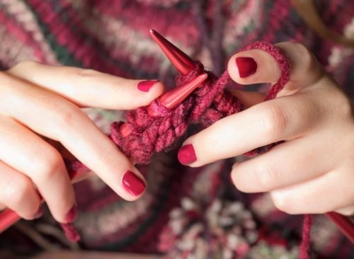 Femme tricotant