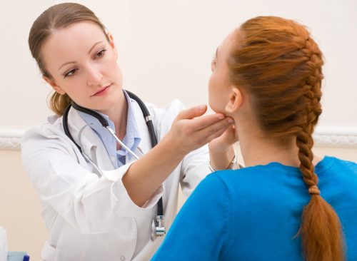 La femme passe l'examen de la thyroïde