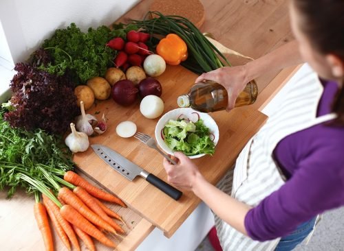 Femme faisant la salade