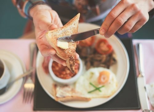 Femme prenant son petit déjeuner