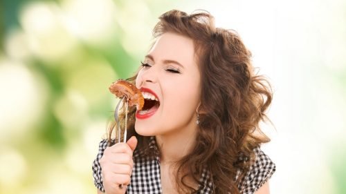 Pires habitudes de vacances femme manger de la nourriture