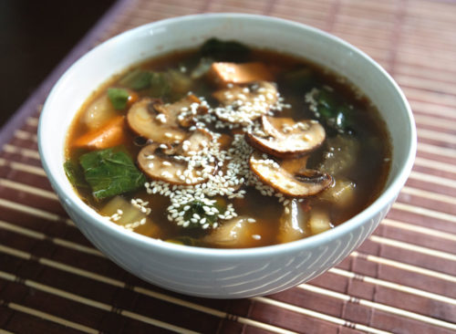 Soupe miso au tofu aux champignons et au bok choy