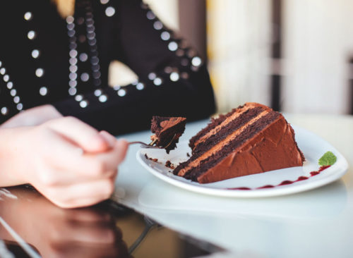 Femme mangeant un gâteau au chocolat