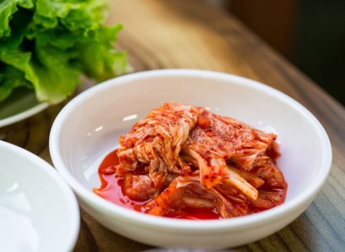 Kimchi dans un bol blanc