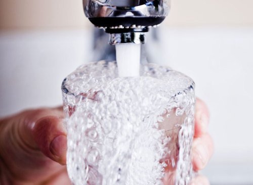 Un robinet qui remplit le verre d'eau - comment se débarrasser d'un estomac gonflé en 24 heures