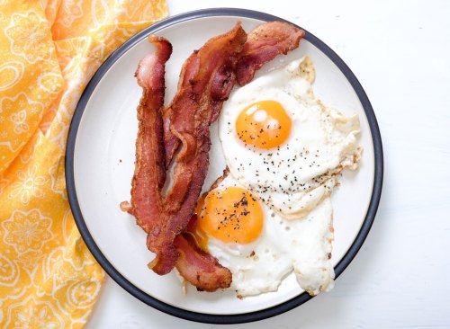 Petit-déjeuner keto avec des protéines de bacon et d'œufs riches en protéines - comment se débarrasser d'un estomac gonflé en 24 heures