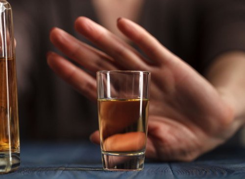 Femme refusant de boire de l'alcool - Comment se débarrasser d'un estomac gonflé en 24 heures