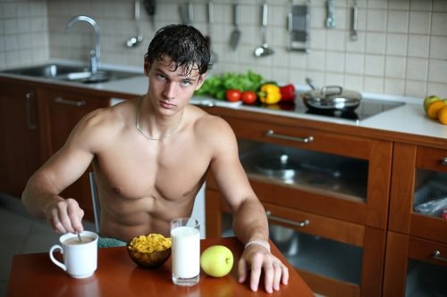 Homme au petit-déjeuner torse nu