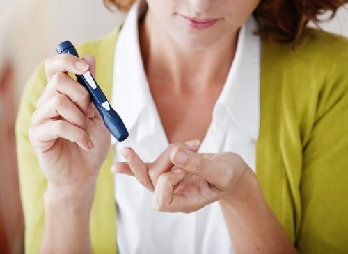 femme testant les niveaux d'insuline