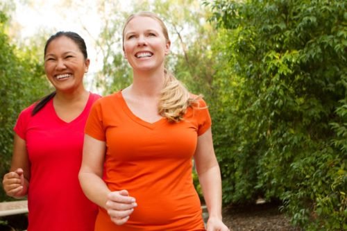 Femmes marchant et faisant de l'exercice souriant et heureux