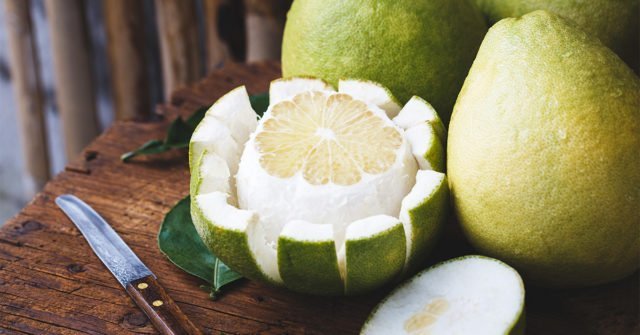 9 bienfaits du pomelo pour la santé (et comment le manger)