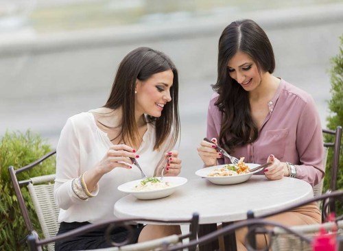 Les femmes parlent et mangent de la salade