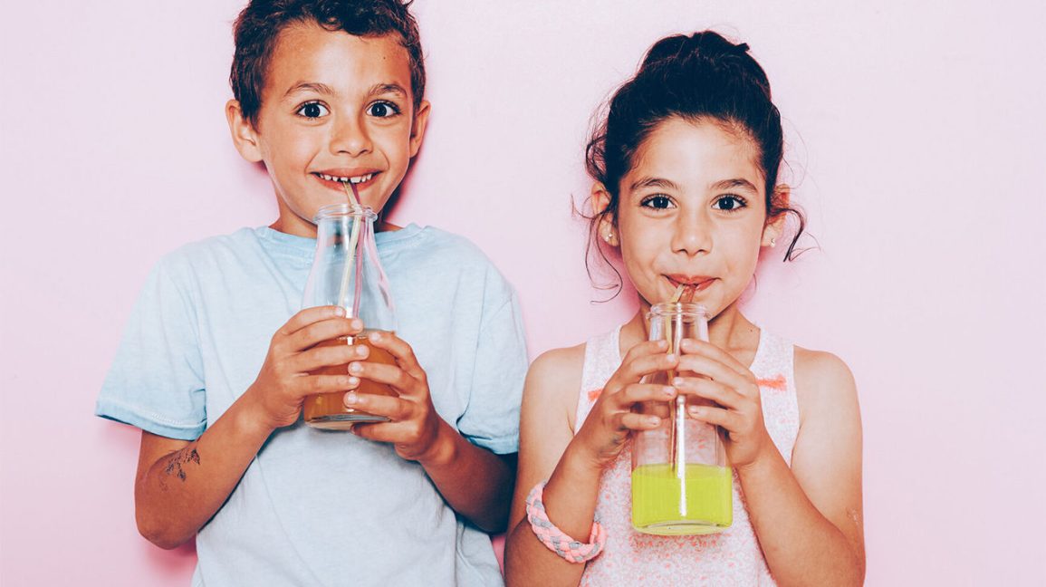 enfants buvant des sodas ou des jus de fruits