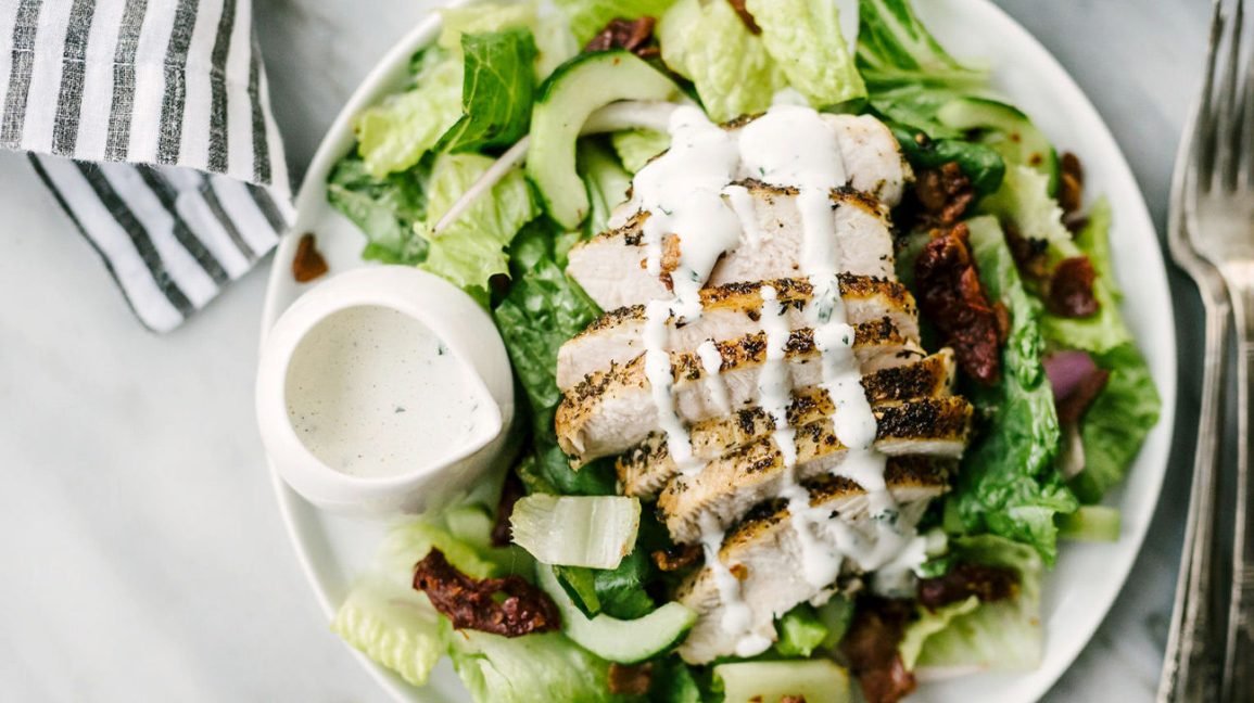 Salade avec vinaigrette ranch