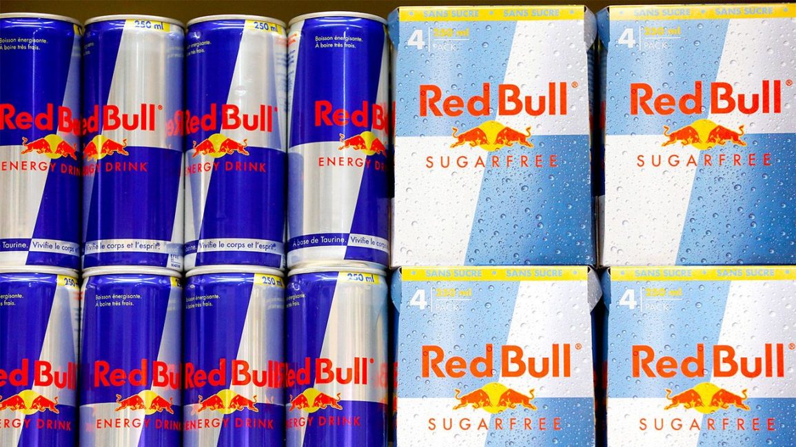 Une étagère avec Red Bull régulier et sans sucre