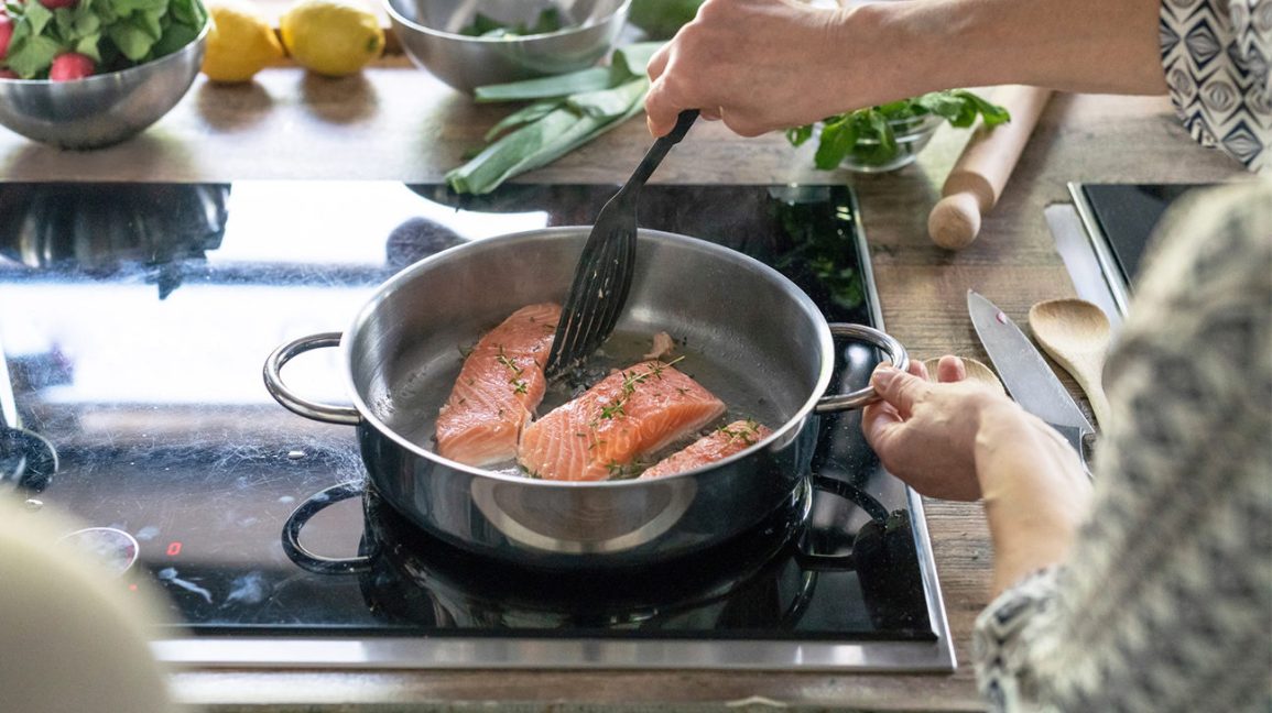 cuisson du saumon sur la cuisinière