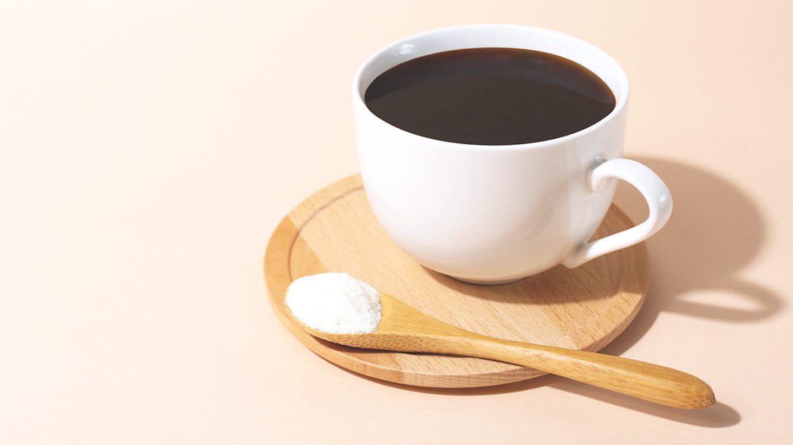Une tasse de café et une cuillère de poudre de collagène Collagène à votre café
