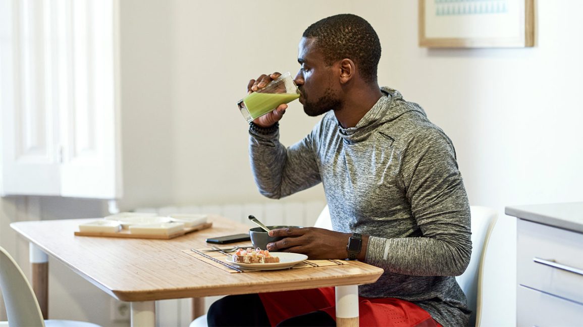 homme, boire, vert, smoothie, à côté de, nourriture