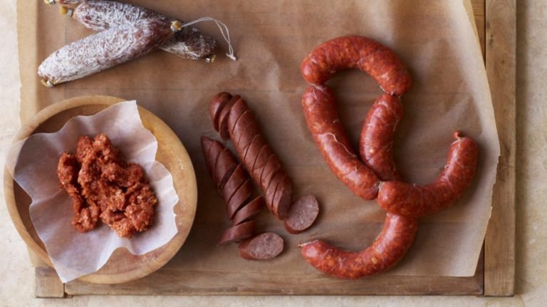 Combien de glucides contiennent différents types de saucisses?