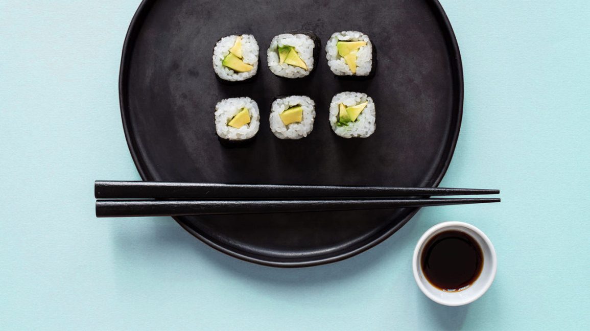 sushi sur une assiette avec tamari