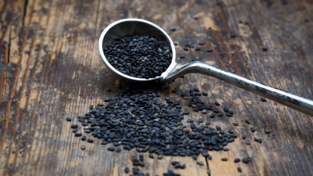Graines de sésame noir: nutrition, avantages et plus
