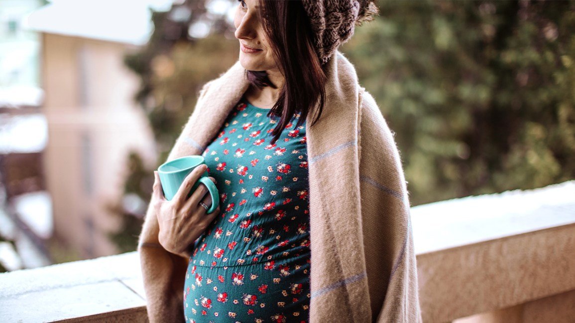 Femme enceinte, à, tasse café