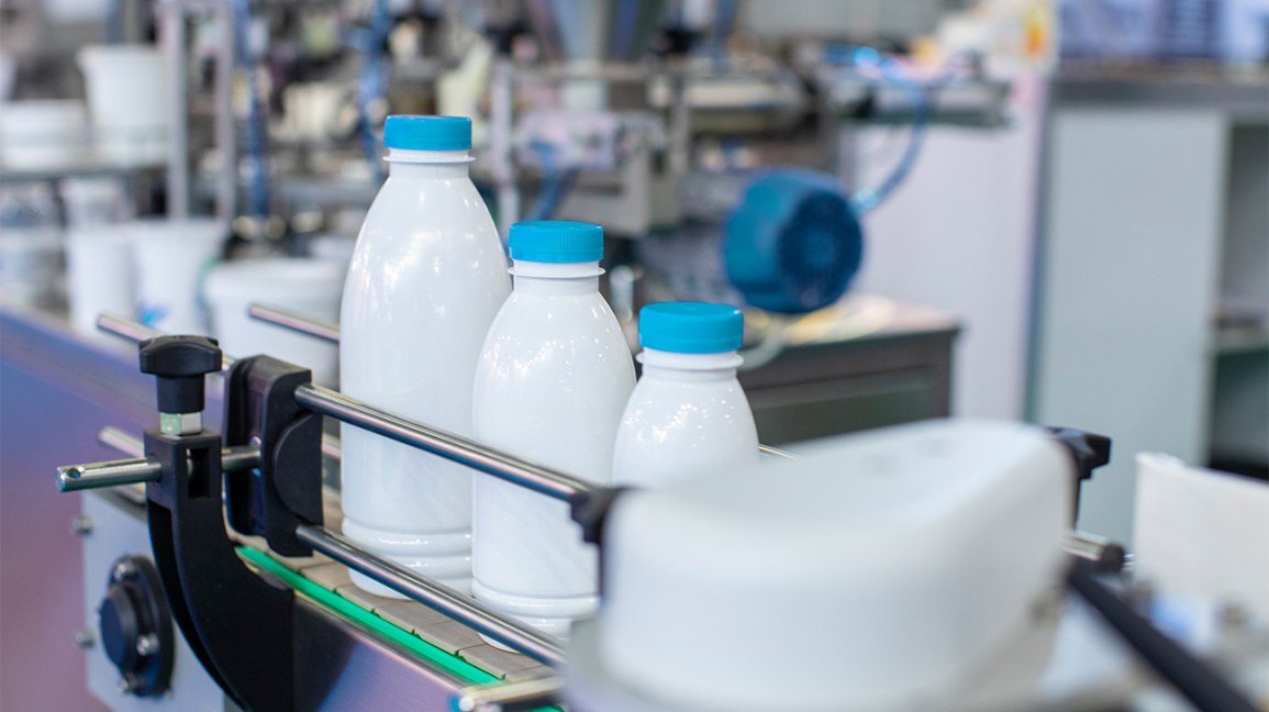 bouteilles de lait sur une ligne de production