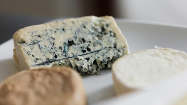 Est-il sécuritaire de manger du fromage bleu moisi?