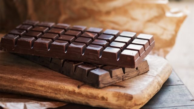 Le chocolat noir peut-il vous aider à perdre du poids?