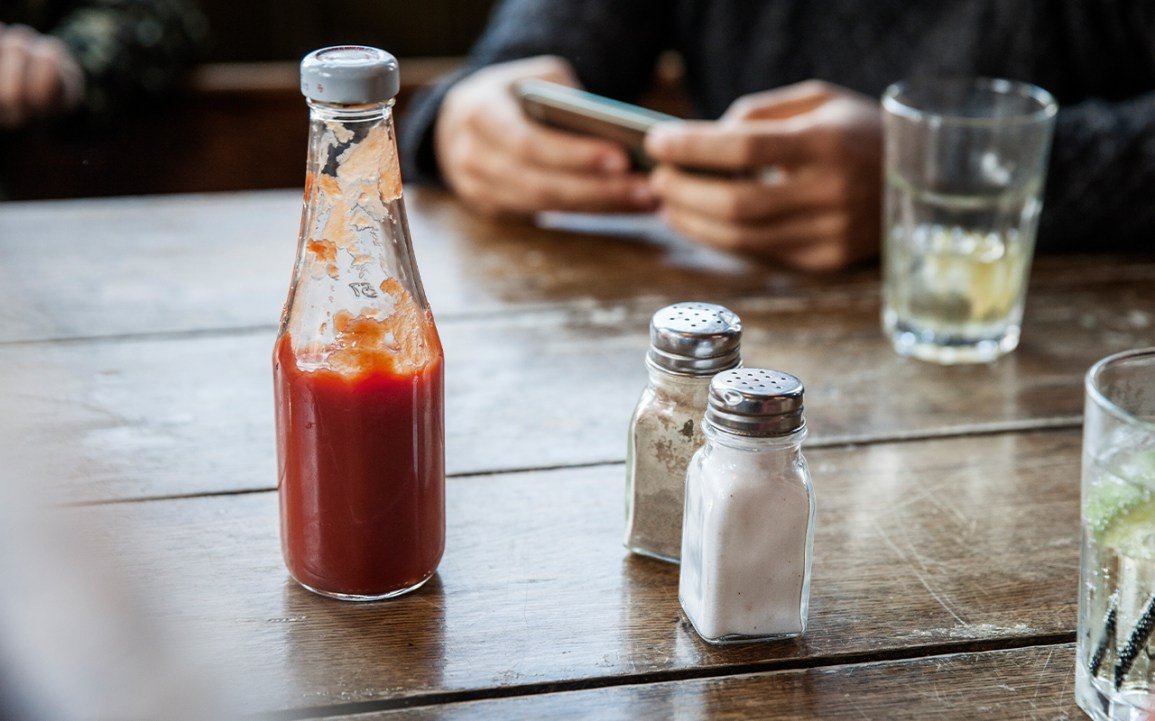 Ketchup, sel et poivre sur une table