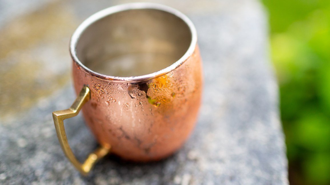une tasse en cuivre avec de l'eau