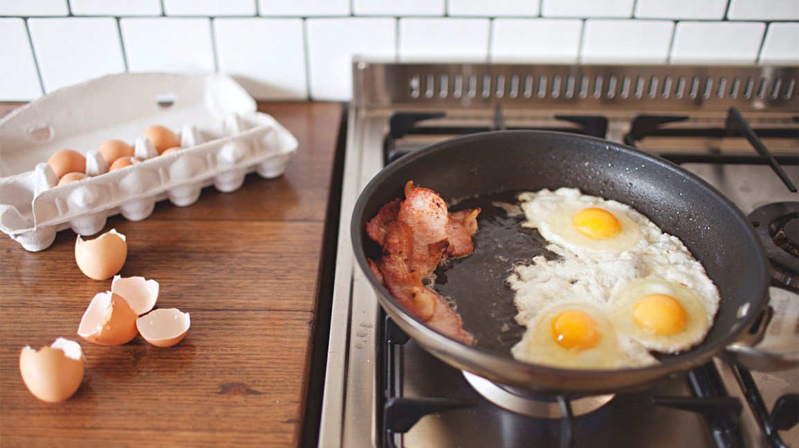 bacon et œufs frits dans une poêle