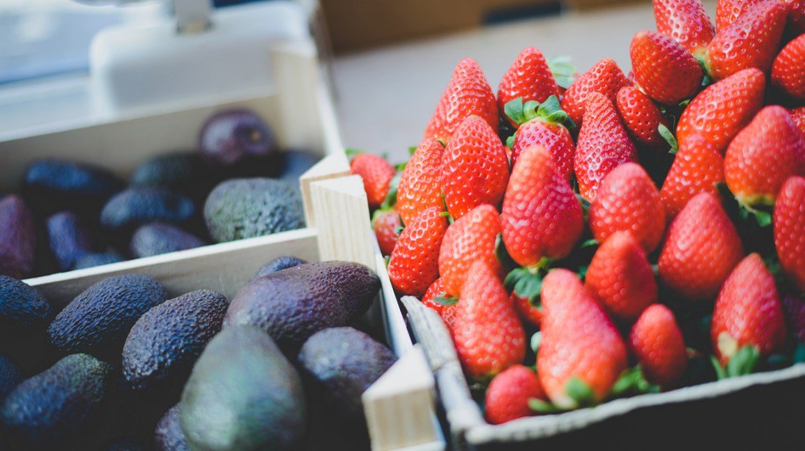 Des avocats et des fraises dans un marché de producteurs