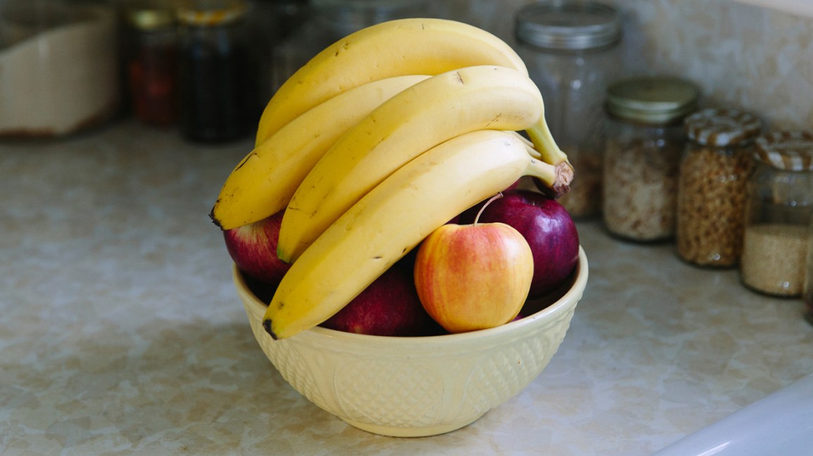 Un bol de fruits avec des bananes