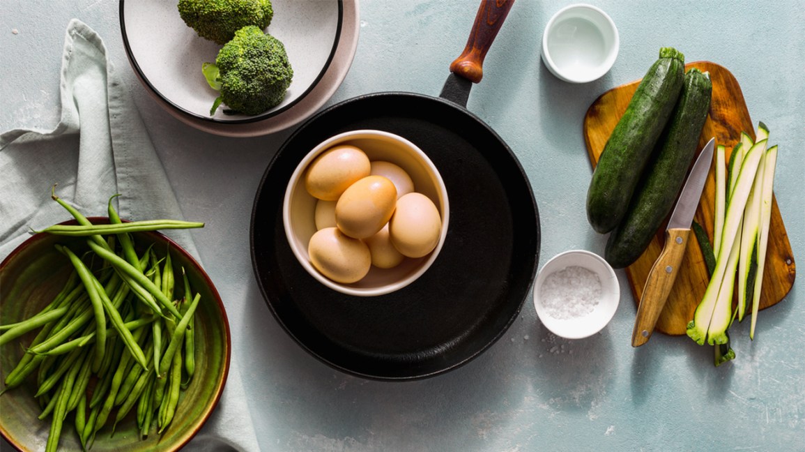 Les végétariens mangent-ils des œufs Courgettes, brocoli, haricots verts et un bol d'œufs