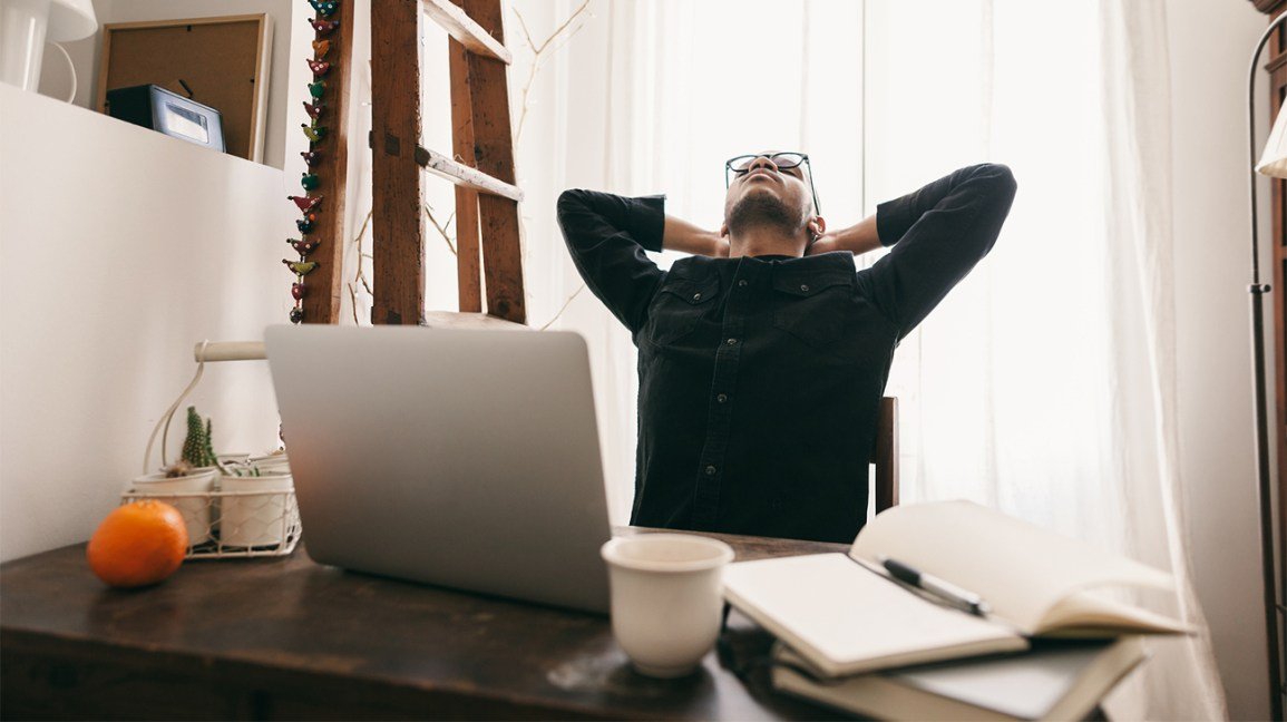 Homme fatigué à un bureau Crash de caféine