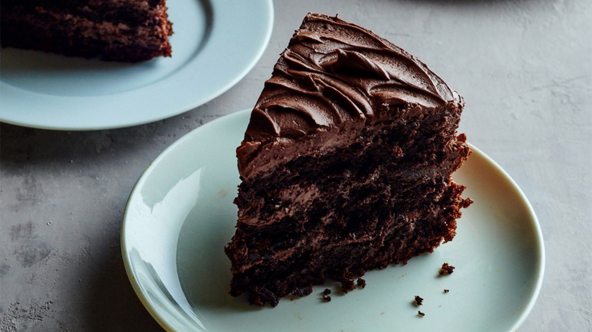 Le chocolat est-il addictif  : tranches de gâteau au chocolat sur des assiettes