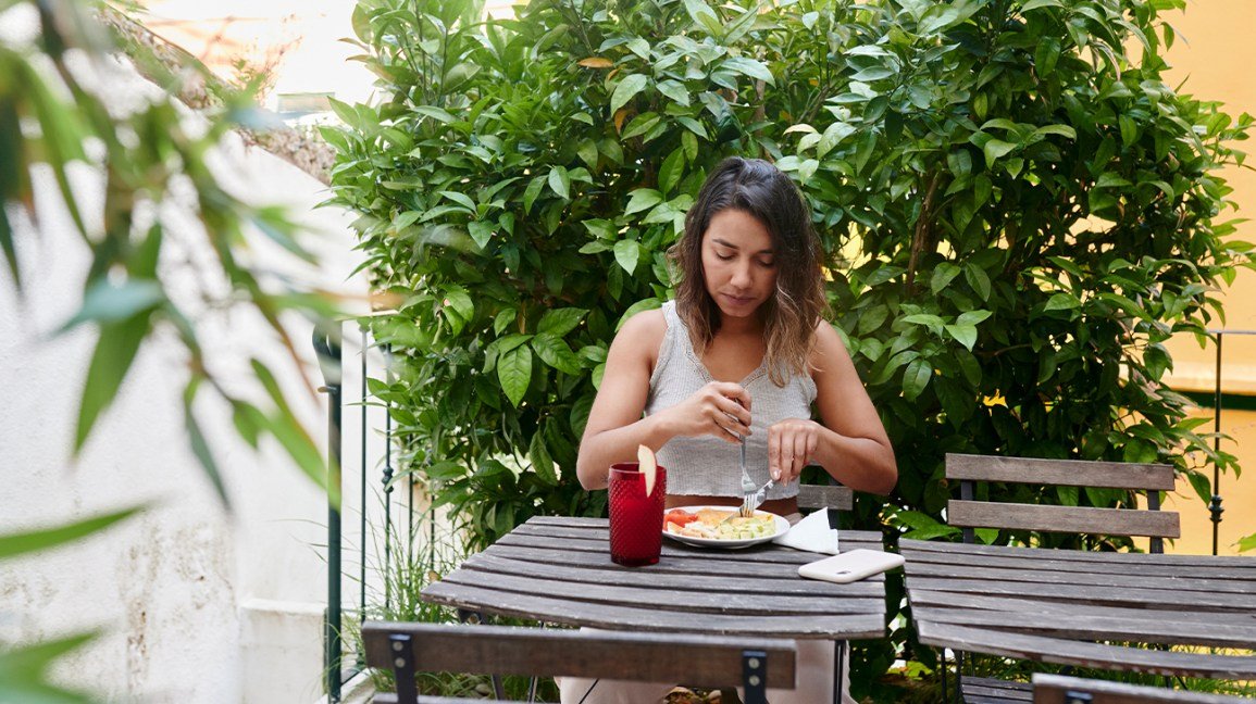 femme mangeant un repas à l'extérieur